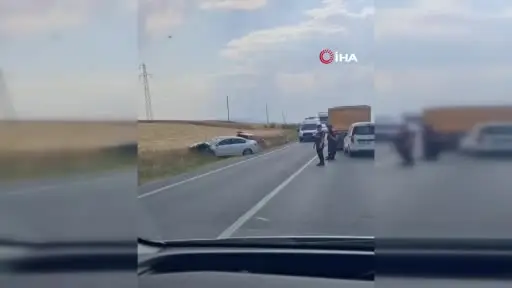 Viraja hızlı giren otomobil karşı yönden gelen iki tıra çarptı, facia kıl payı atlatıldı