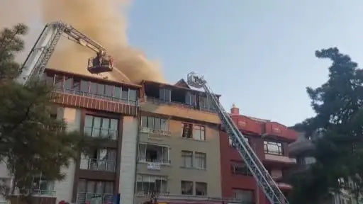 Ankara’da bir binanın en üst katından korkutan yangın
