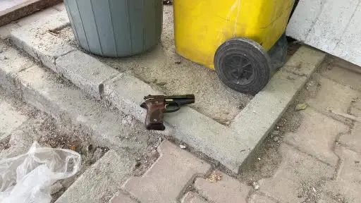 Çocukların çöpte bulduğu tabanca ekipleri harekete geçirdi