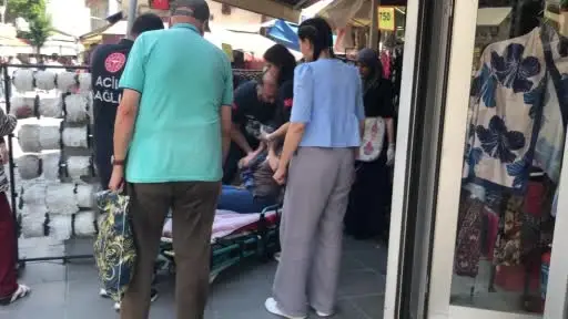 Giyim mağazası önünde aniden bayıldı, hastaneye kaldırıldı