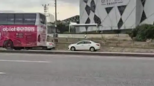 Ankara’da otomobil bariyerin üzerine çıktı