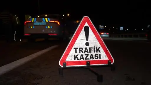 Kontrolden çıkan kamyon refüje çıktı