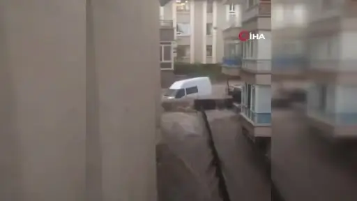 Ankara’da yağış sonrası su dolan dairenin duvarı böyle yıkıldı: 1 yaralı
