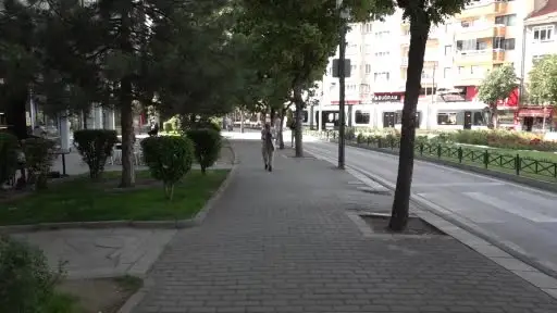 Elinde teyp ile sokak sokak gezerek müzik dinliyor