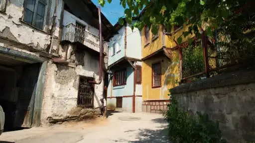 Bir dönemin parlayan mahallesi, bugün zamana direniyor