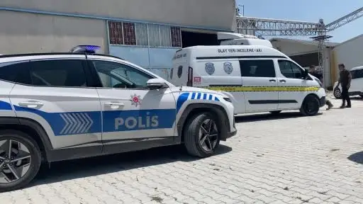 Tırdan boşaltılan yemlerin altında kalarak hayatını kaybetti
