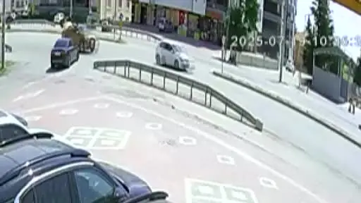 Beton mikseriyle temas eden araç refüje savruldu