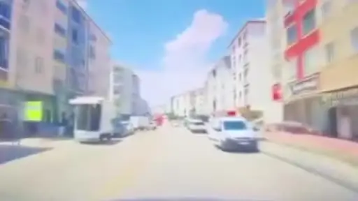 Ankara’da iki otomobilin çarpıştığı kaza kameraya yansıdı