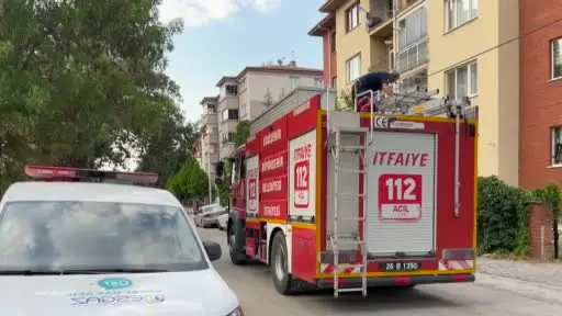 Binayı ateşe vermeye kalkışan alkollü şahıs 4 saatte ikna edilerek hastaneye kaldırıldı