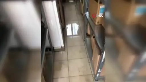 ASKİ boru patlağını onardığı sırada taşan su elektronik mağazasını bastı