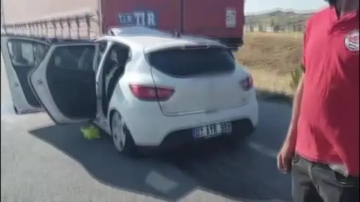 Otomobil tıra çarptı: 2’si çocuk 6 yaralı