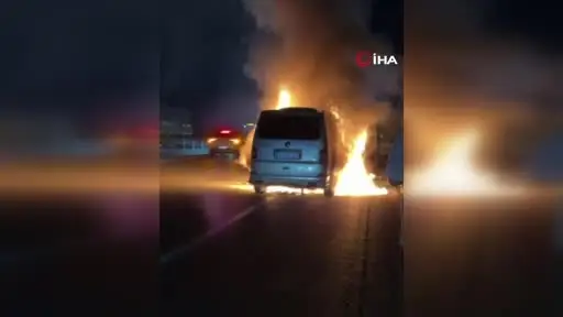 Arızalanan minibüs alevlere teslim oldu