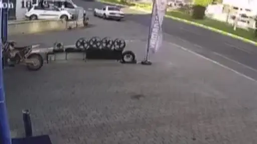Otomobilin yaşlı adama çarptığı anlar kamerada
