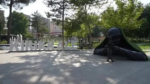 Termometreler 40 dereceyi gösterdi, vatandaşlar gölgeliklerde vakit geçirdi