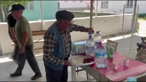 Köylüler yangın için seferber olan ekiplere yiyecek ve içecek ikram ediyor