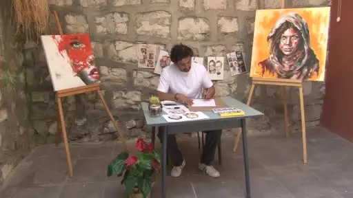 (ÖZEL) İşitme engelli sanatçı duygularını resimlerle ifade ediyor