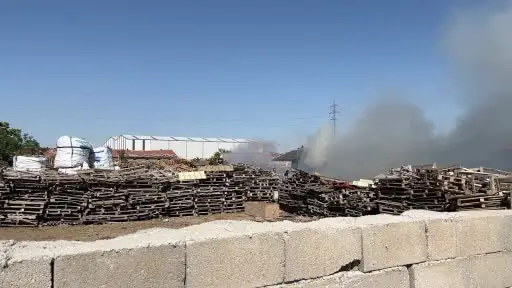 Konya’da iş yerinde çıkan yangın bahçedeki tahta paletlere sıçradı