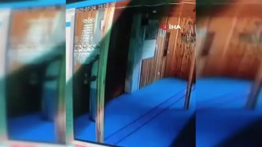 Camiye zarar verdiler: O anlar güvenlik kamerasına yansıdı