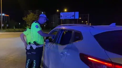 "Alkollü değilim" diyen sürücünün ehliyetine alkollü araç kullanmaktan el konuldu