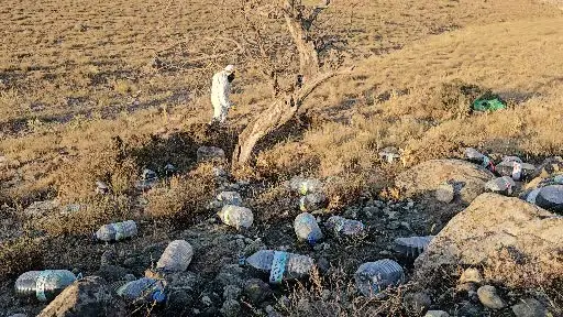 Boş arazideki siyah sıvı dolu bidonlar ekipleri harekete geçirdi