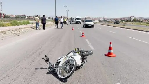 Dur ihtarına uymayan motosikletli polise çarptı