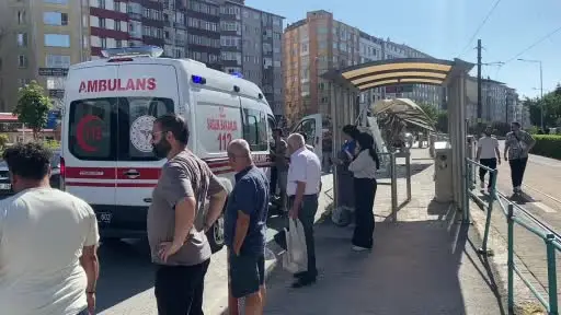 Kepçe kolu tramvay durağına çarptı: 1 yaralı