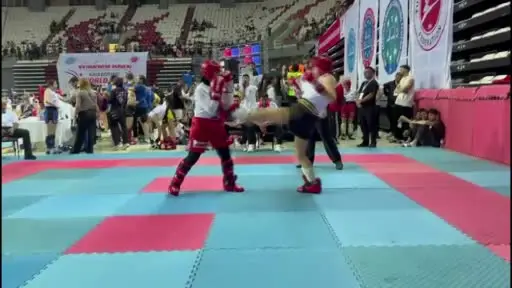 Kick boksa stres atmak için başladılar, Dünya Kupası şampiyonluğu elde ettiler