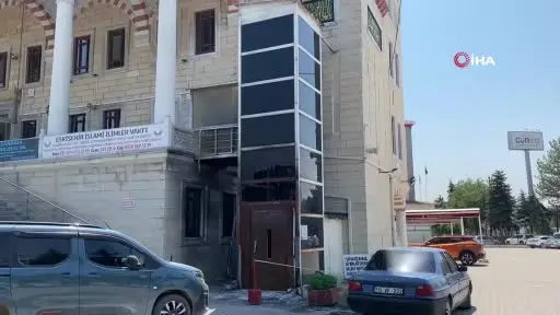 Cami avlusunda araçla birlikte yanan asansör onarılmayı bekliyor