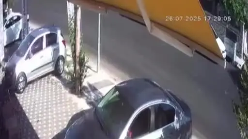 Araçta bırakılan çocuk, el frenini indirdi