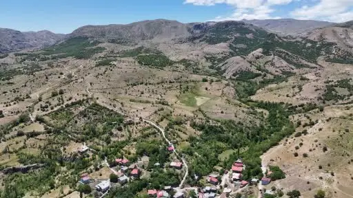 Bozkırın ortasında vahayı andırıyor, yeşilliği ile dikkat çekiyor