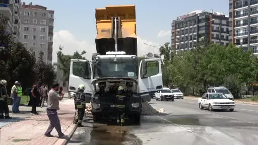 Seyir halindeki kamyonda yangın paniği