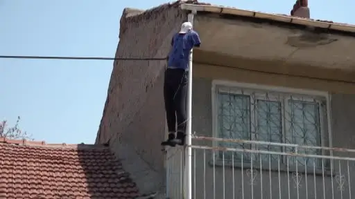 (ÖZEL) Evin balkonuna cansız manken asıldı, görenler ilk bakışta ceset sandı