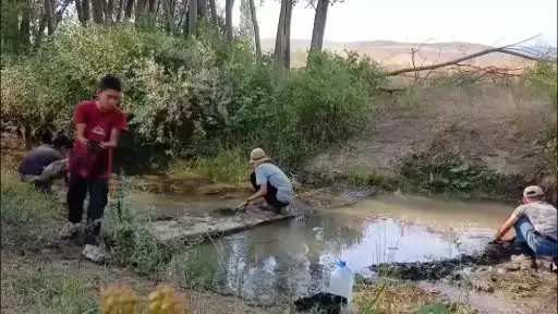 Hayvanları su içebilsin diye elleriyle mini gölet yaptılar