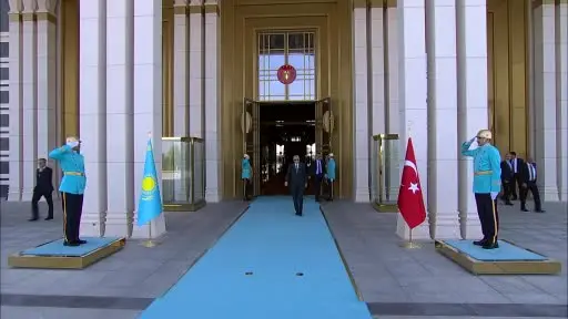 Cumhurbaşkanı Erdoğan, Kazakistan Cumhurbaşkanı Tokayev’i törenle karşıladı