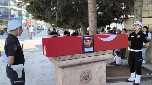 Bir aylık yaşam mücadelesini kaybeden polis memuru son yolculuğuna uğurlandı