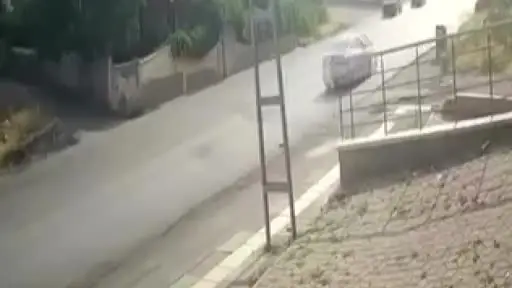 Polisten kaçarken otomobilin altında kaldı