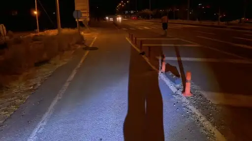 Yarı çıplak alkollü şahıs, karayolunda araçların önüne atladı