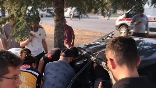 Kontrolden çıkan Tofaş orta refüjdeki ağaca çarptı: 1 yaralı