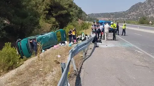 Sivas’ta yoldan çıkan minibüs takla attı: 13 yaralı
