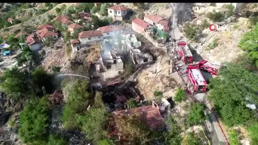 Ankara’da ağaçlık alanda çıkıp gecekondulara sıçrayan yangın söndürüldü