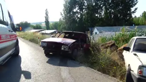Otomobil emniyet şeridindeki otomobile çarptı: 2 yaralı