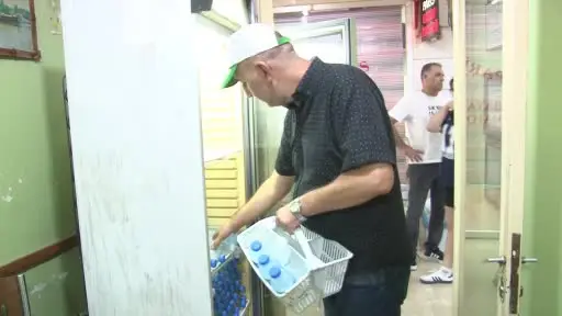 Vatandaşların yaptığı bağışlarla her gün saatlerce ücretsiz su dağıtıyor