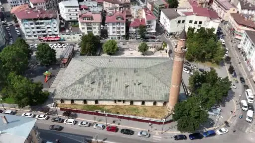 Eğri minaresiyle dikkat çeken 832 yıllık tarihi Sivas Ulu Camii’nin restorasyon çalışmalarına başlandı