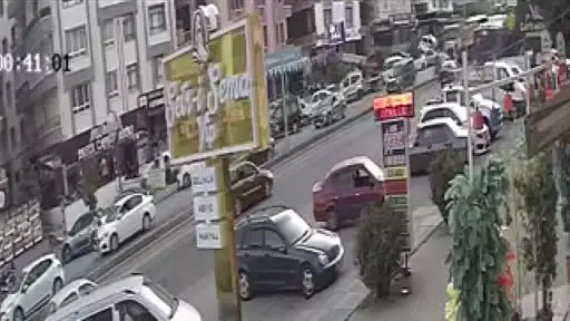 Kamyonun çarptığı otomobilin sürüklendiği kaza kamerada