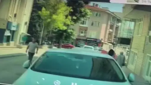 Yaya geçidine park edilen otomobile tepki gösterip üzerinden atladı