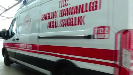 Otomobil kanala düştü: 3 yaralı