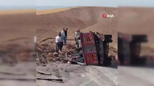 Beypazarı’nda seyir halindeki kamyon devrildi: 1 yaralı