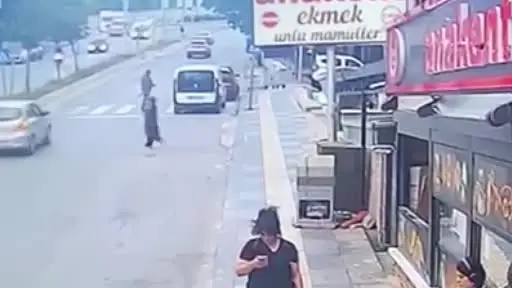 Freni boşalan aracın altında kalmaktan saniyelerle kurtuldular