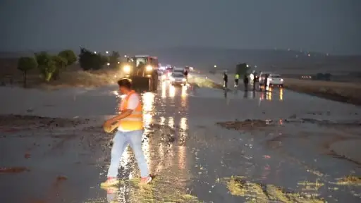 Aksaray-Nevşehir karayolunu sel vurdu: Yol trafiğe kapandı