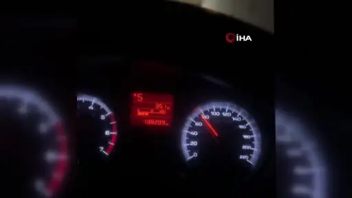 Scooterla 80-90 kilometre hızla seyrederek araçları solladı